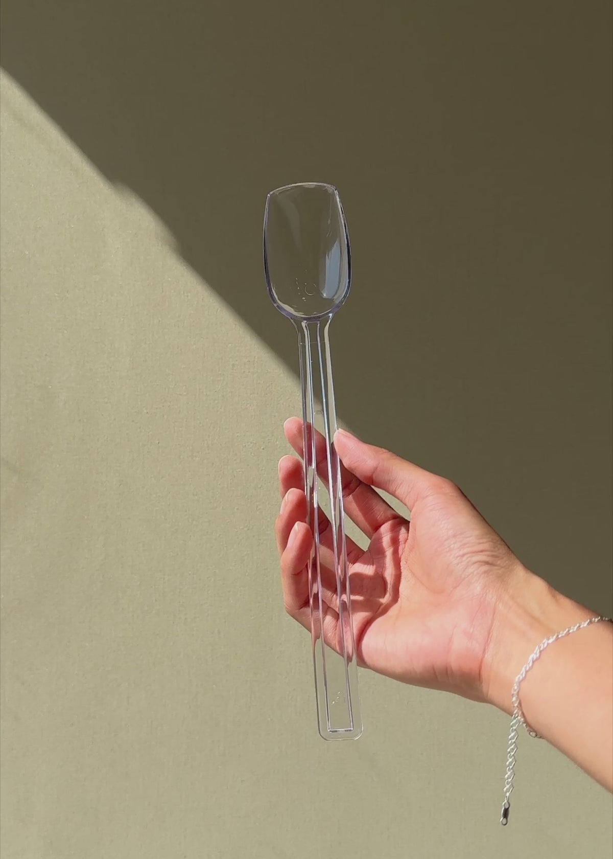 Cargar vídeo: Video de Cuchara para ensalada de policarbonato transparente 10" para restaurantes, hoteles, buffets, barras de ensaladas y comedores industriales