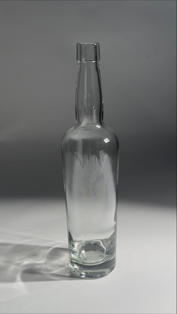 Cargar vídeo: Botella mezcalera de vidrio transparente Premium Louisville 750 ml