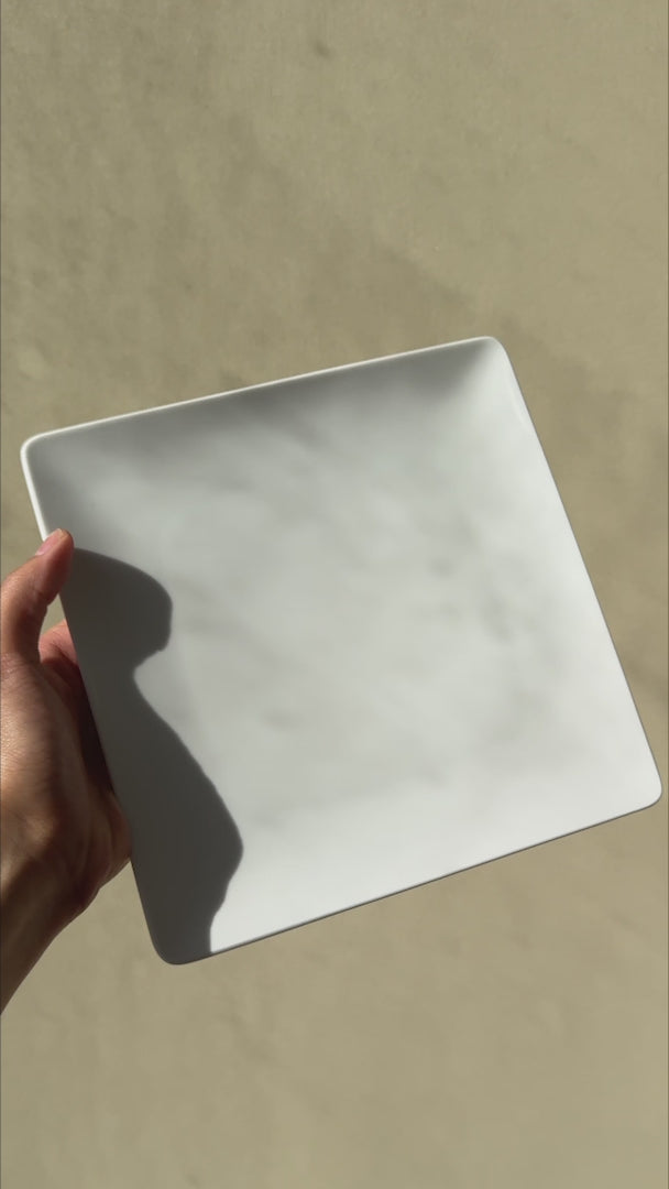 Cargar vídeo: Plato trinche cuadrado de porcelana blanco personalizado logo simple Messina 21 cm