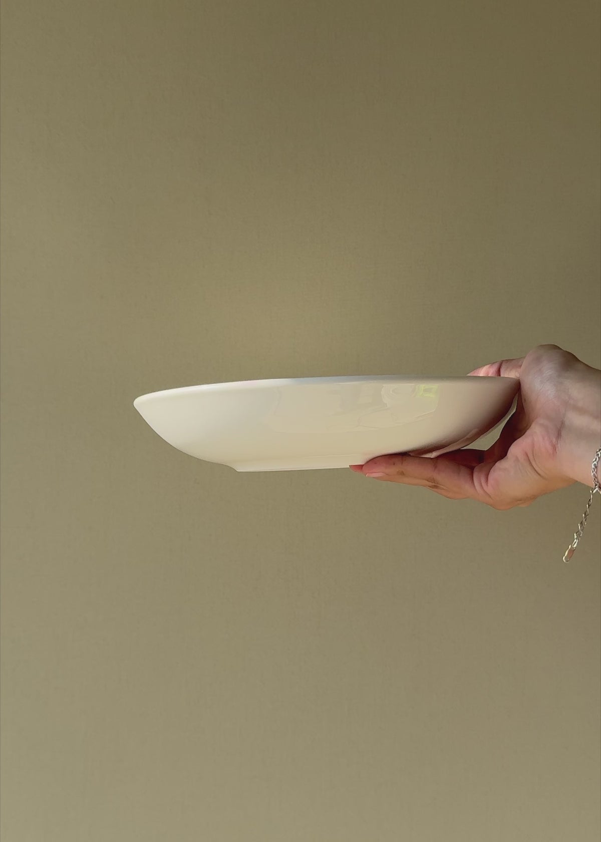 Cargar vídeo: Video demostrativo de plato hondo blanco Bloom para restaurante