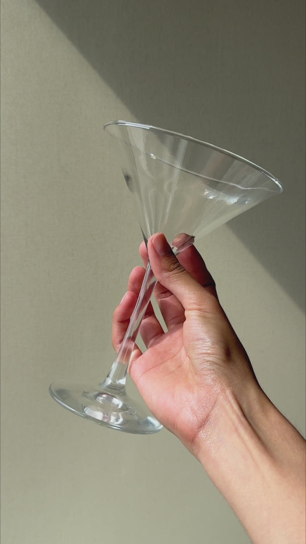 Video de la copa para martini de vidrio Finedge 237 ml
