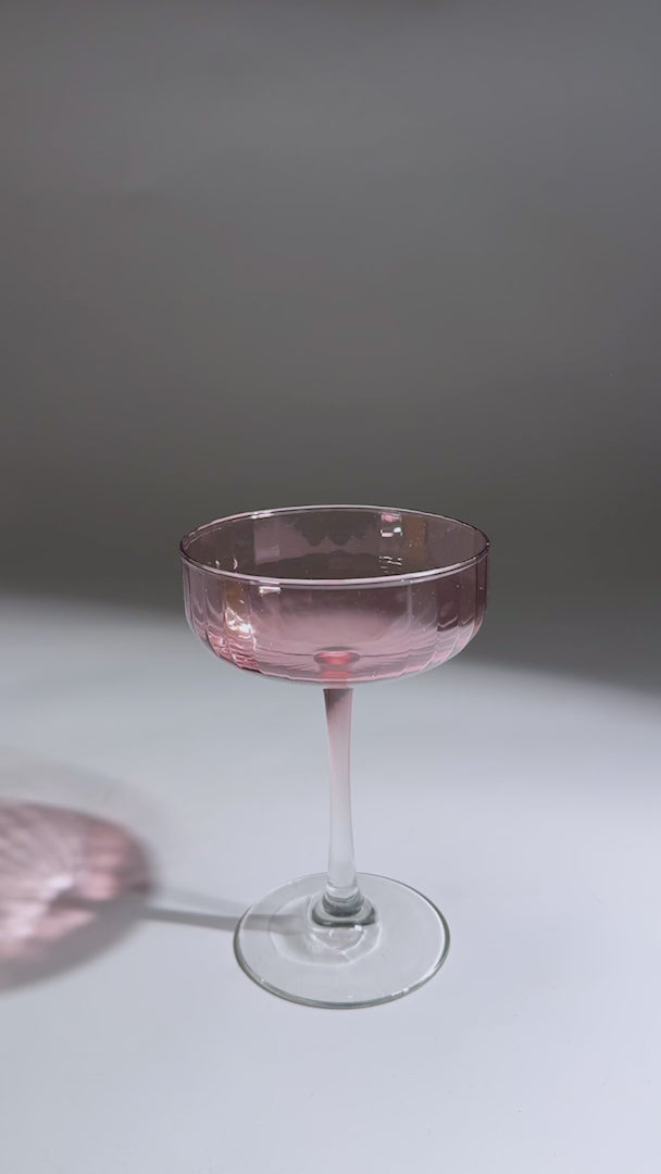 Video del cáliz rosa, tallo y base de la copa coupe Linear Blush