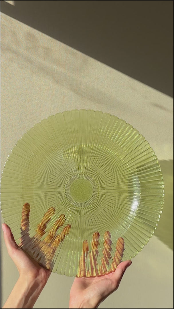 Cargar vídeo: Plato base de vidrio con rayas verde olivo Karan Ø 32.5 cm