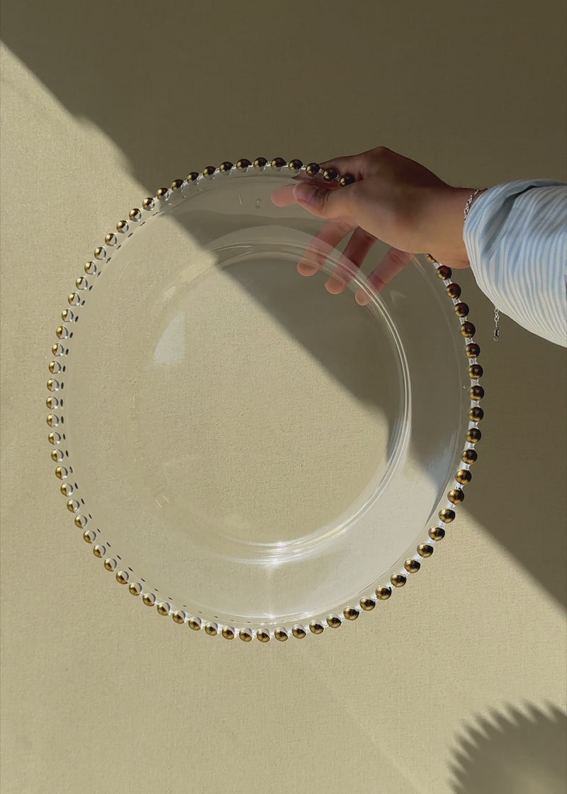 Video de Plato base de vidrio transparente con filo dorado Perla Ø 21 cm para banquetes, hoteles, restaurantes, bodas y eventos