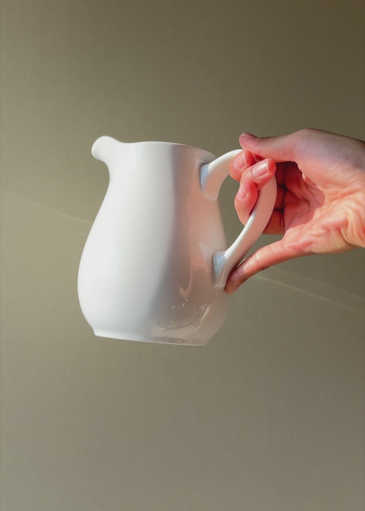 Cargar vídeo: Video con luz natural de jarra lechera de porcelana blanca de 1.3 L.
