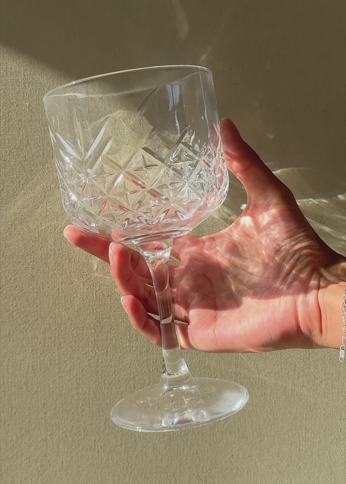 Cargar vídeo: Video en luz natural de la copa Infinity de 510 ml que muestra el brillo y el diseño labrado del cristal.