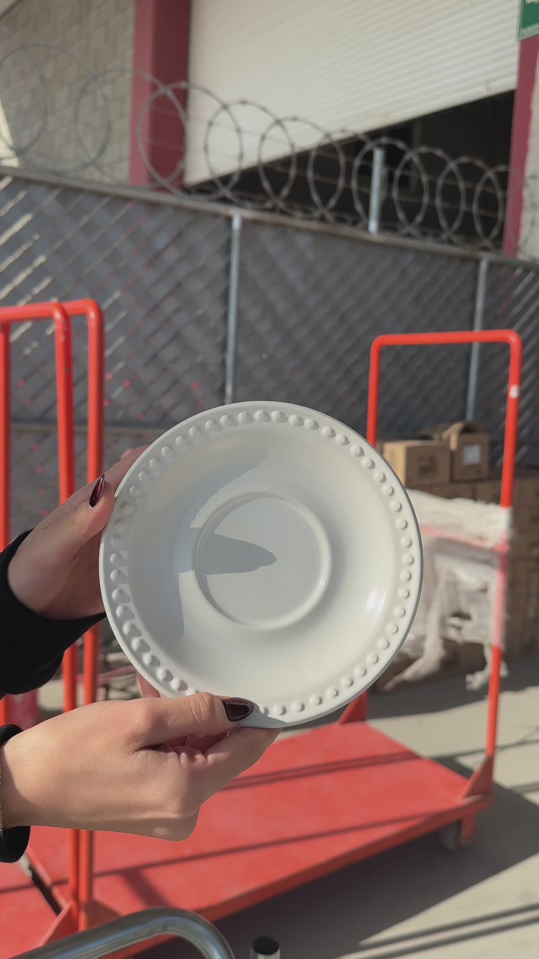 Cargar vídeo: Video del acabado y borde decorativo del plato de cerámica blanco