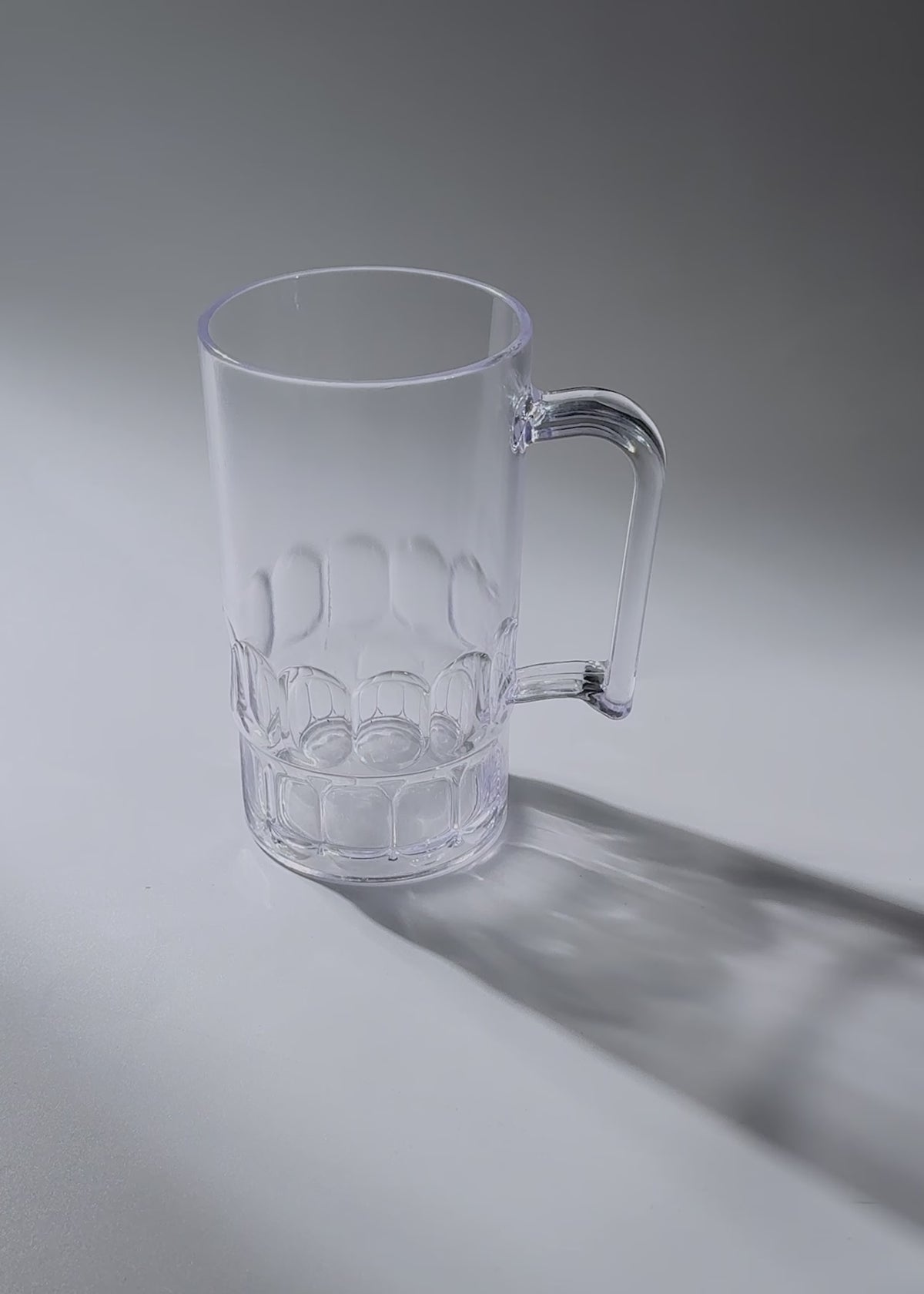 Cargar vídeo: Video de estudio del tarro cervecero de policarbonato transparente de 355 ml con asa.
