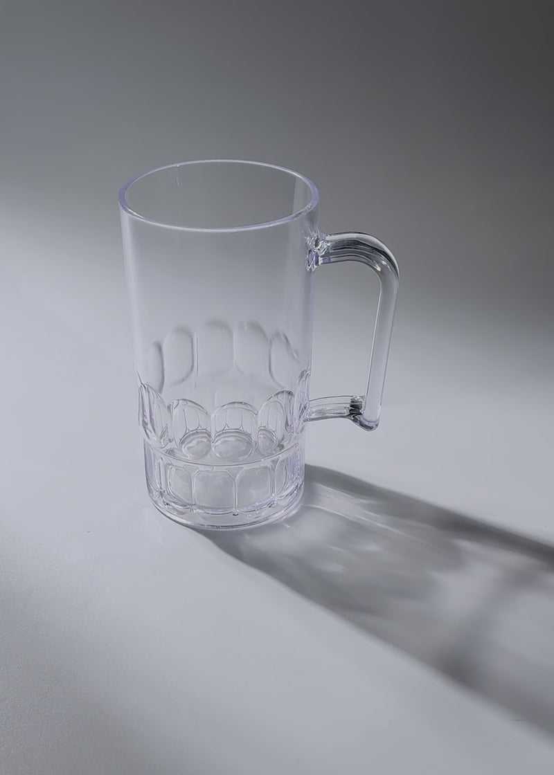 Video de estudio del tarro cervecero de policarbonato transparente de 355 ml con asa.