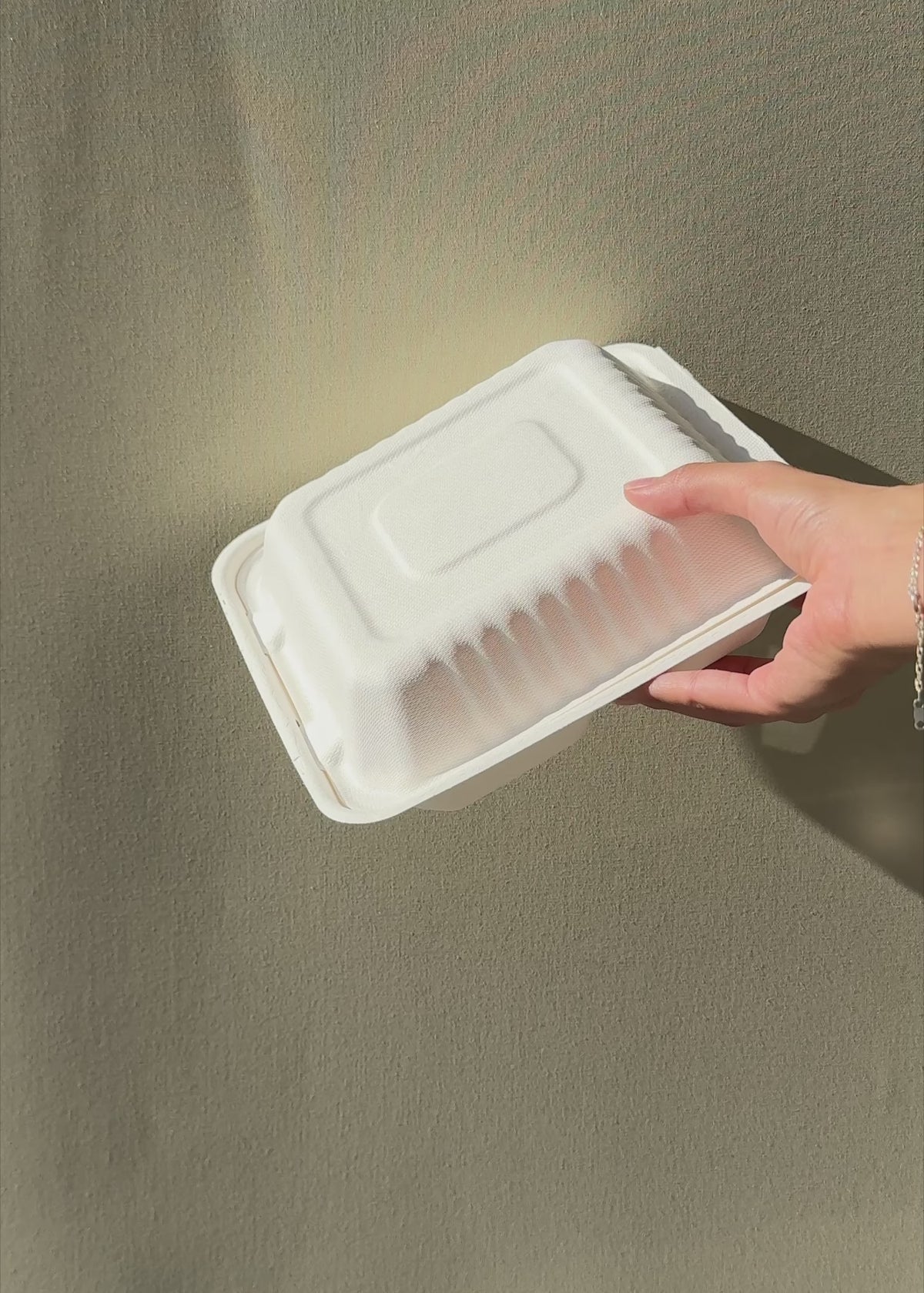 Cargar vídeo: Video en luz natural del contenedor compostable de tres divisiones para apreciar su tamaño y acabado.