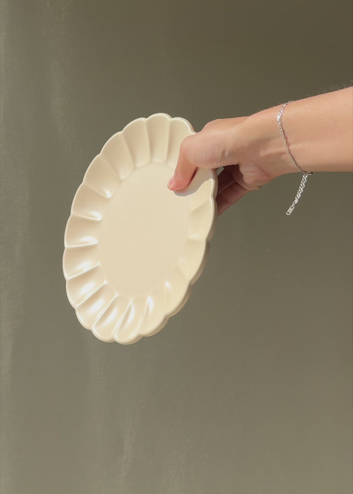 Cargar vídeo: Plato postre de cerámica beige mate Pétalo Ø 22 cm