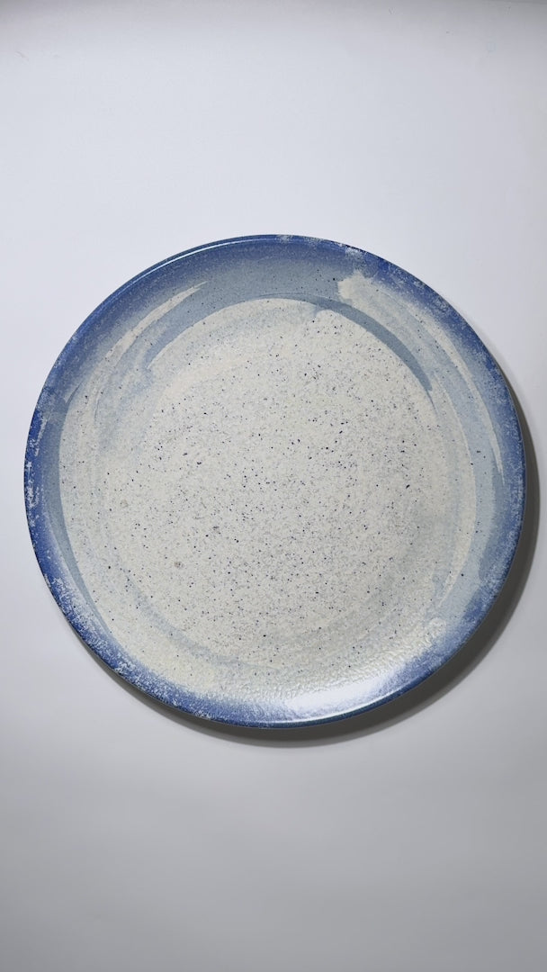 Video del acabado moteado y borde azul del plato Harena Ø 30 cm