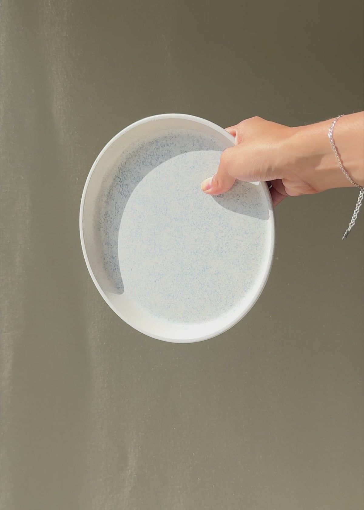 Cargar vídeo: Video con luz natural del plato para postres Cuarzo Gris.