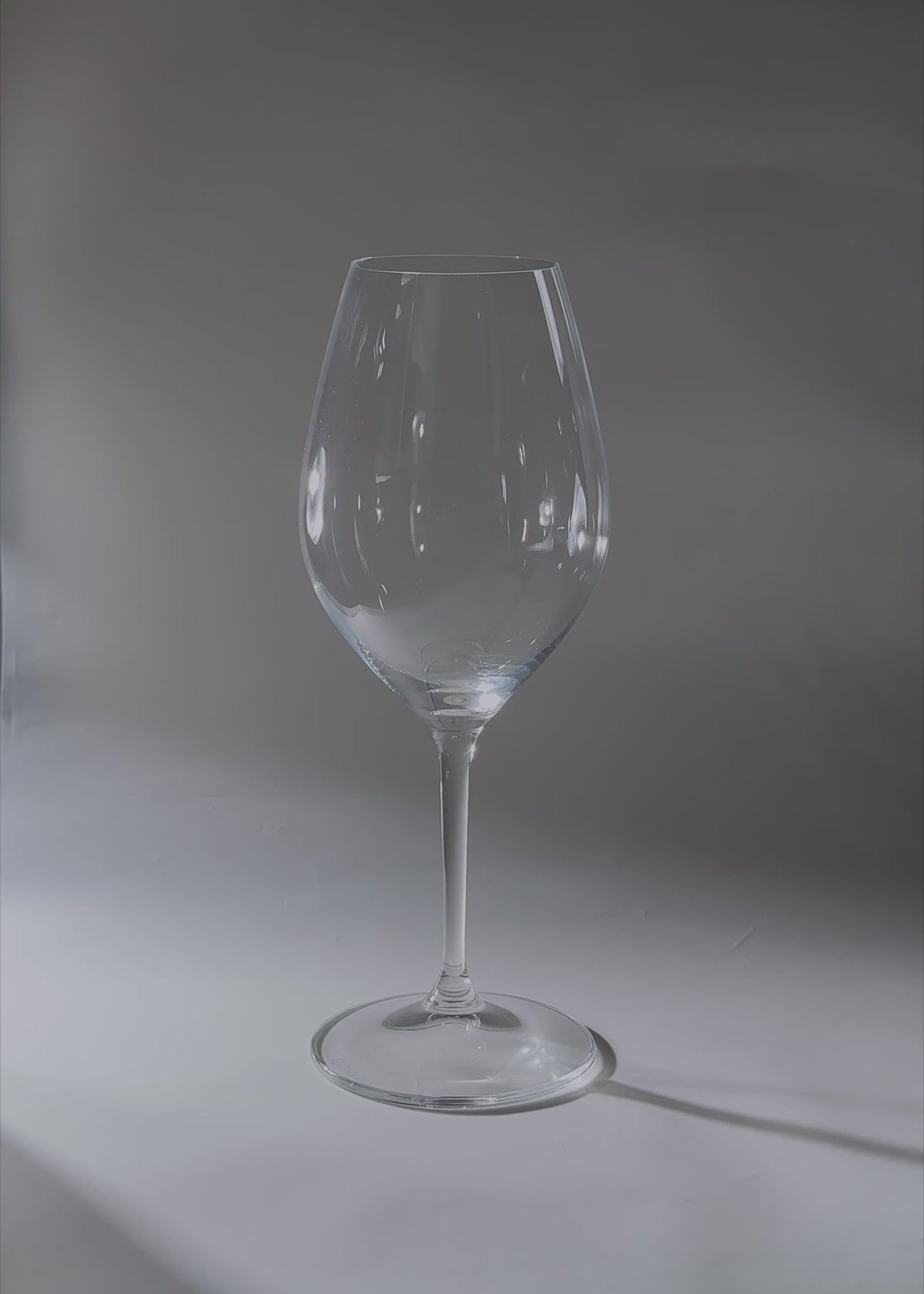 Cargar vídeo: Video de estudio de la copa para vino tinto Wine Friendly Riedel de 667 ml.