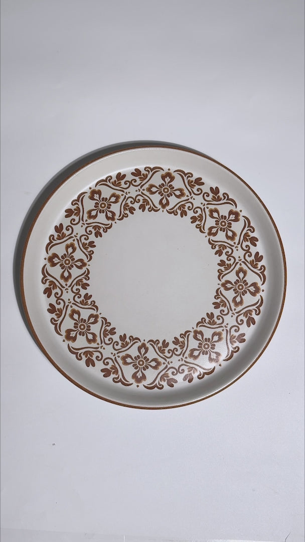 Cargar vídeo: Video de detalles florales y borde del plato Talavera Mostaza