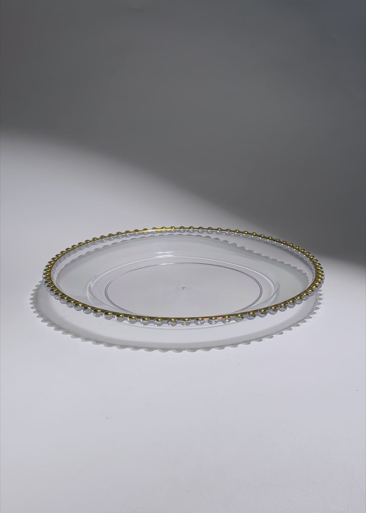 Cargar vídeo: Video de Plato base de vidrio transparente con filo dorado Perla Ø 32 cm para banquetes, hoteles, restaurantes, bodas y eventos