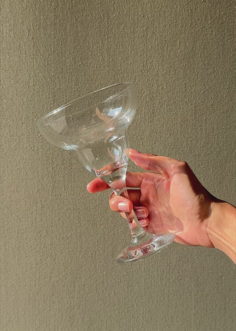 Video con luz natural de la copa margarita de 375 ml y tallo alto.