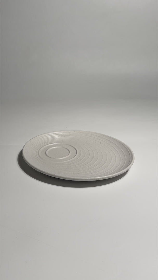 Video del acabado marfil y diseño Ripple del platillo para café Liora