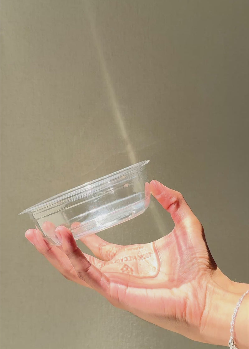 Video de Contenedor cuadrado de pet transparente 11.4x11.4 cm, 8 oz para restaurantes, cafeterias, panaderias, heladerias, dark kitchens y delivery