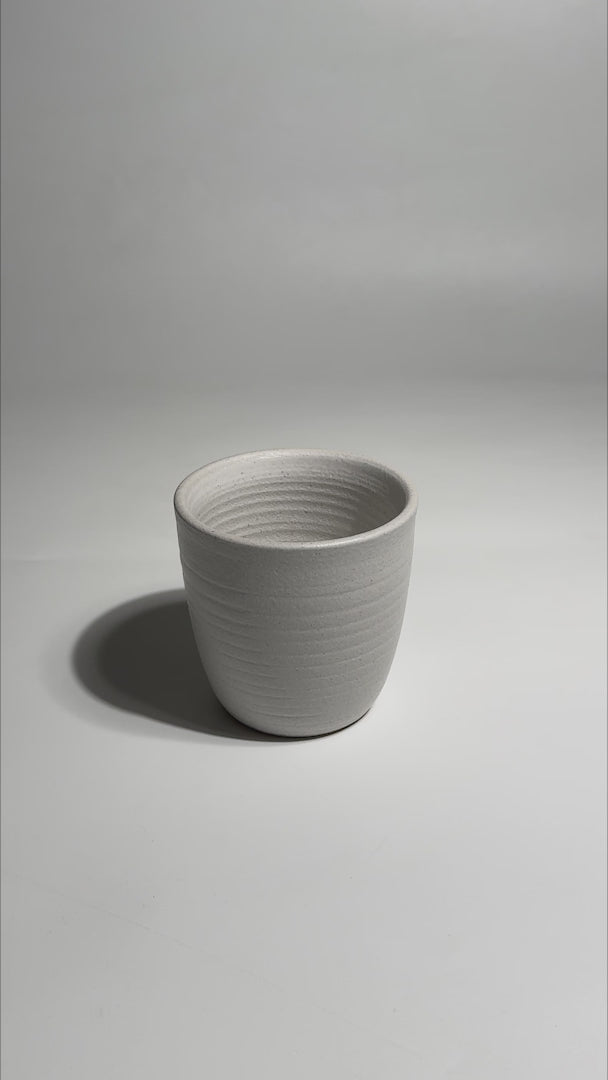 Cargar vídeo: Taza Liora Ripple 320 ml para café té y bebidas calientes