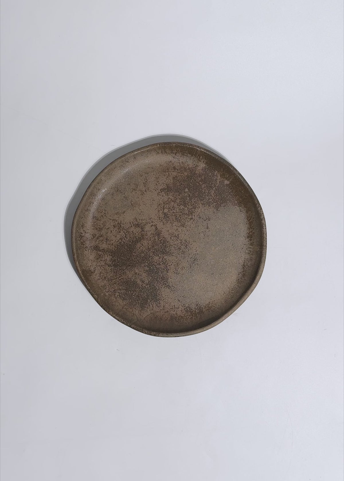 Cargar vídeo: Video de estudio del plato trinche Cresta Bazalith de porcelana café de 19 cm.