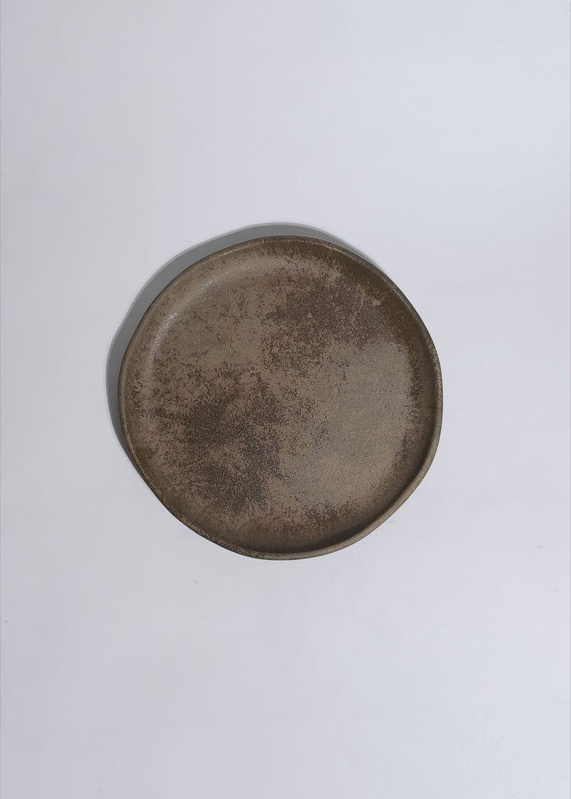 Video de estudio del plato trinche Cresta Bazalith de porcelana café de 19 cm.
