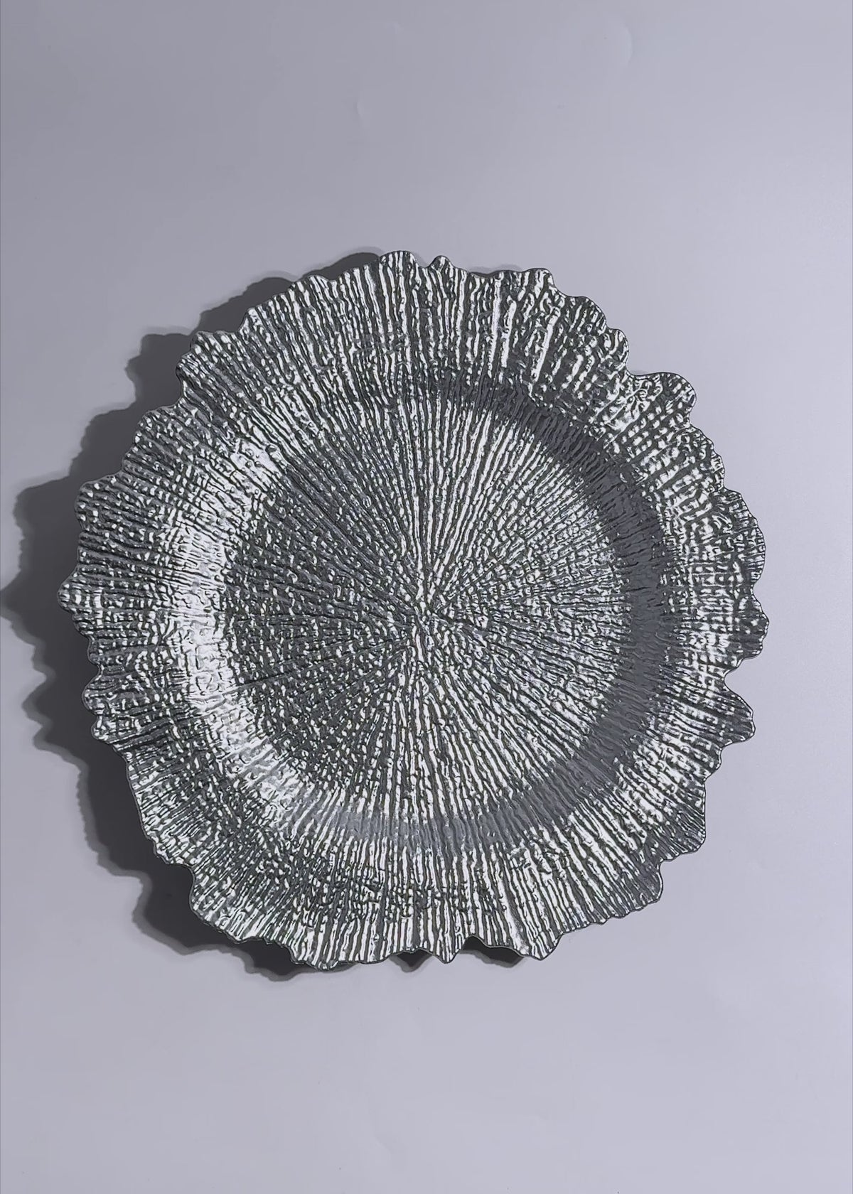 Cargar vídeo: Video de estudio del plato base Atena plata de 30.5 cm con relieve y acabado brillante.