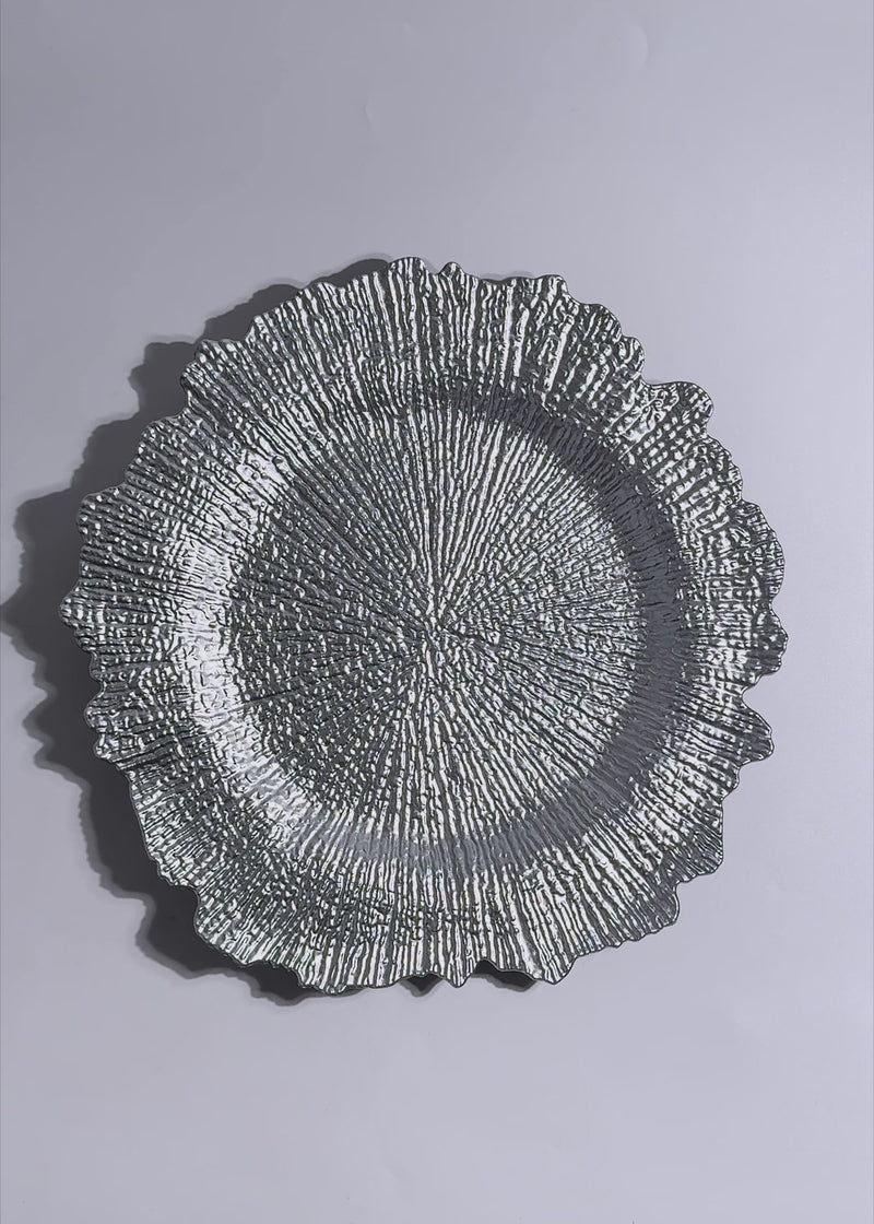 Video de estudio del plato base Atena plata de 30.5 cm con relieve y acabado brillante.