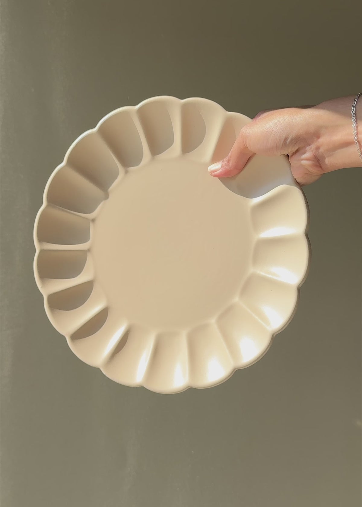 Cargar vídeo: Plato trinche de cerámica beige mate Pétalo 26.5 cm