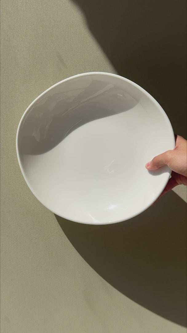 Cargar vídeo: Video del tazón bajo de porcelana blanco Vago de 750 ml