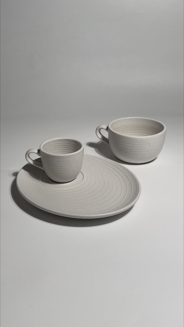 Cargar vídeo: Taza para café de porcelana vitrificada marfil Liora Ripple 205 ml