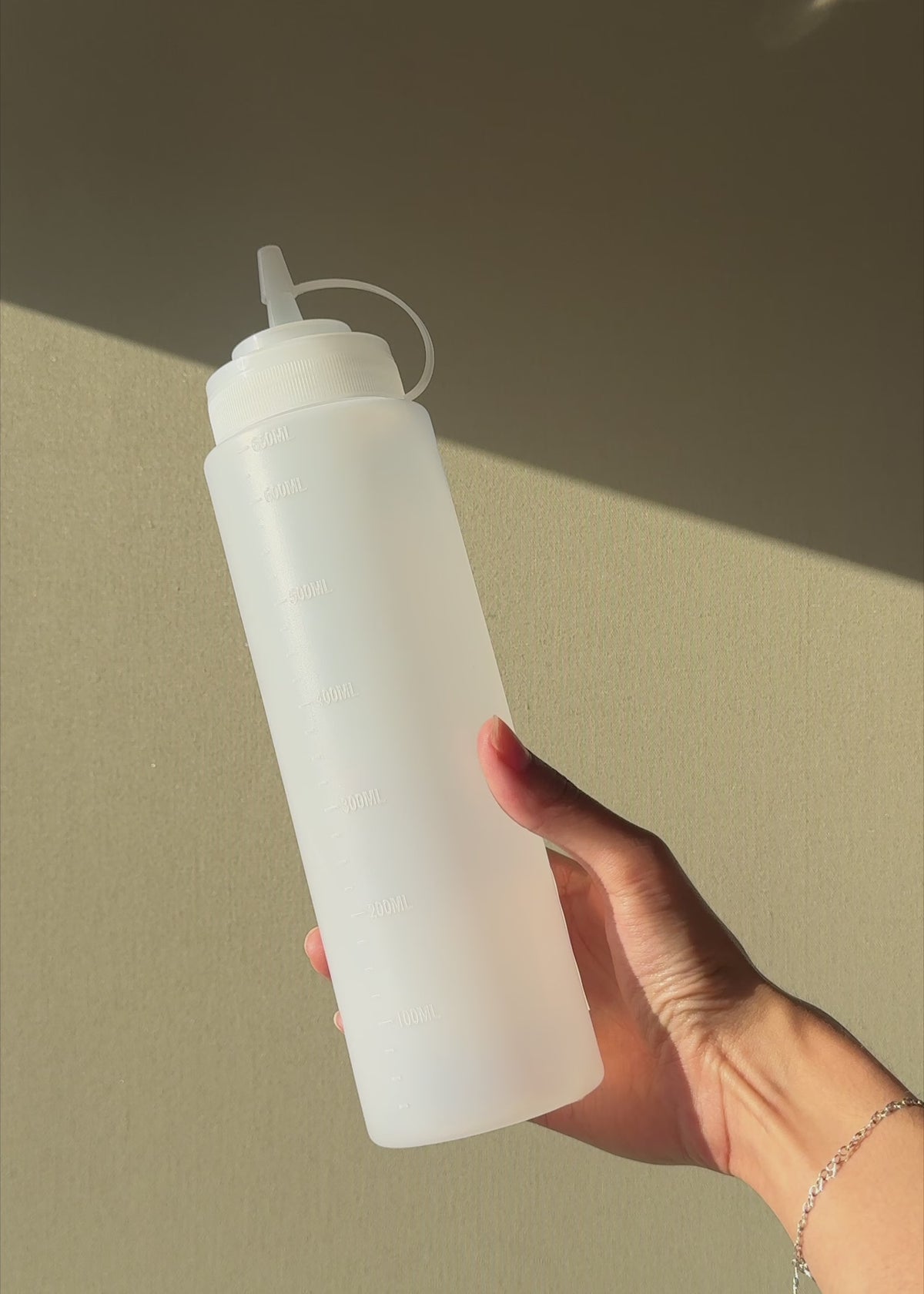 Cargar vídeo: Video demostrativo de botella dosificadora de plástico transparente para salsas
