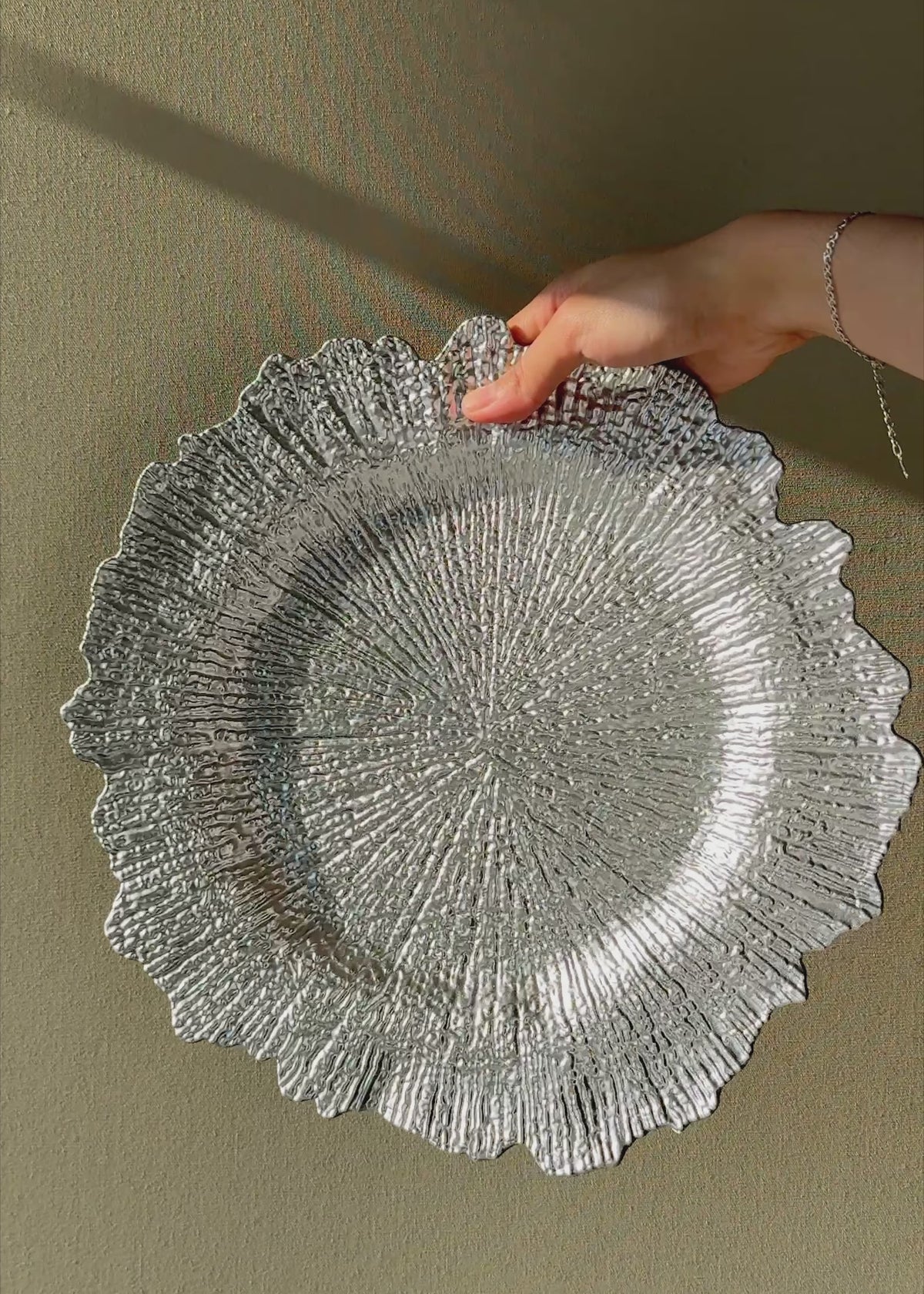 Cargar vídeo: Video en luz natural del plato base Atena de polipropileno plata para montaje de mesas.