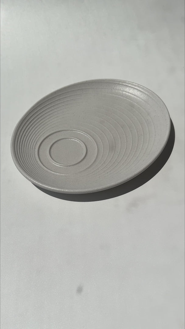 Cargar vídeo: Video del plato para taza de porcelana Liora Ripple 20 × 17 cm