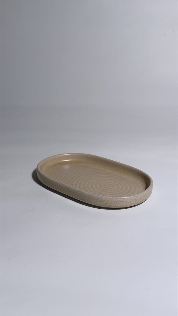 Cargar vídeo: Plato ovalado de porcelana vitrificada beige Mirage Ripple 19x12 cm