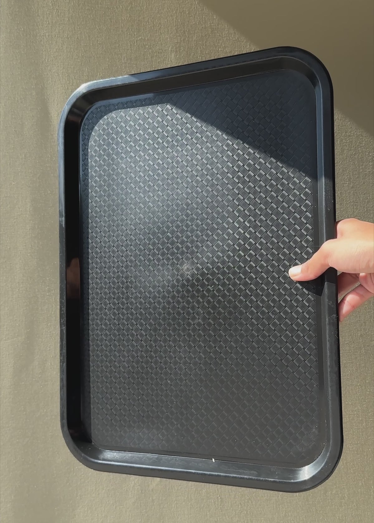 Cargar vídeo: Video en luz natural de la charola negra para mesero de 41 x 30.5 cm para apreciar su superficie.