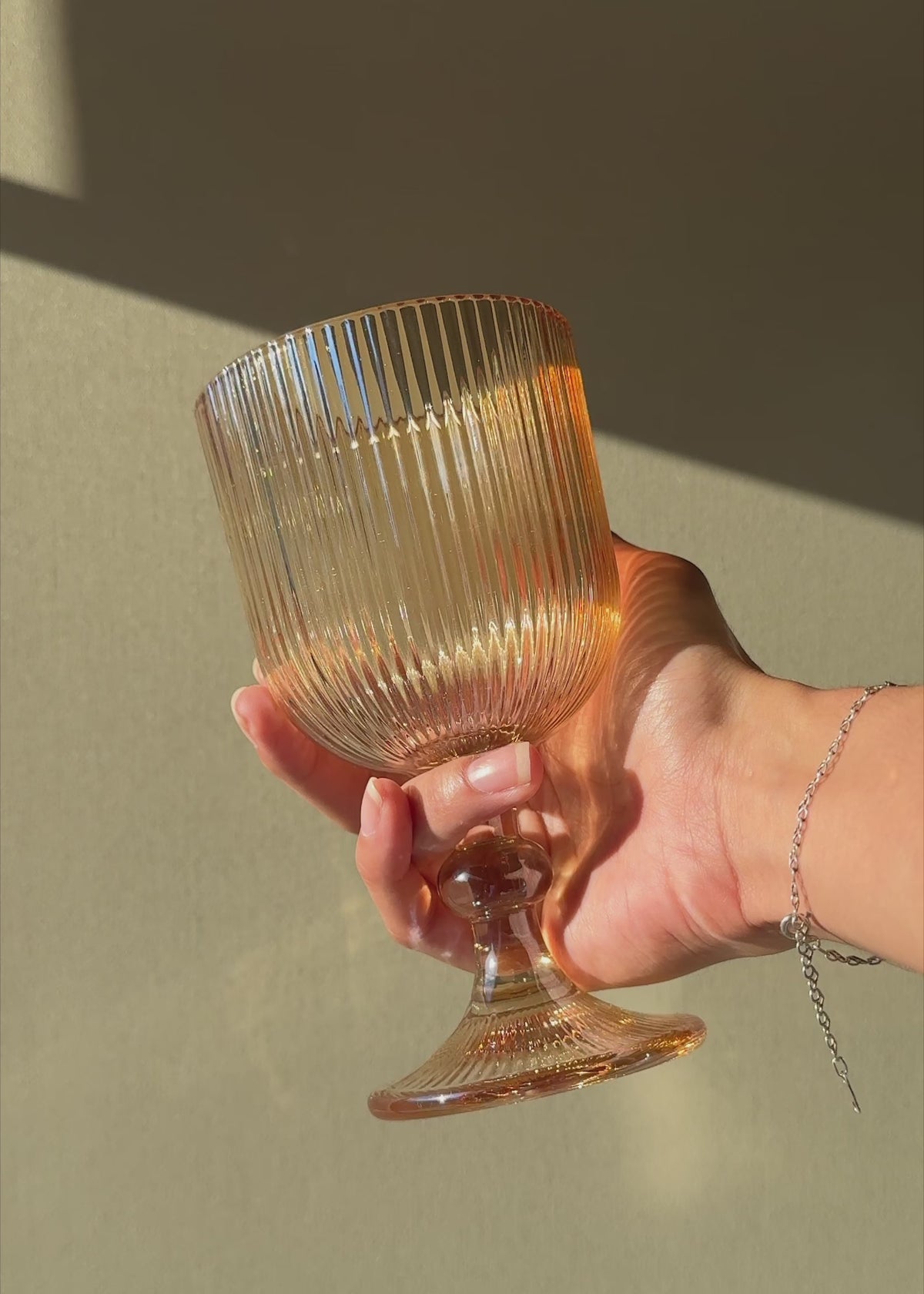Cargar vídeo: Video en luz natural de la copa Venecia de 360 ml para apreciar su color ámbar y relieve vertical.