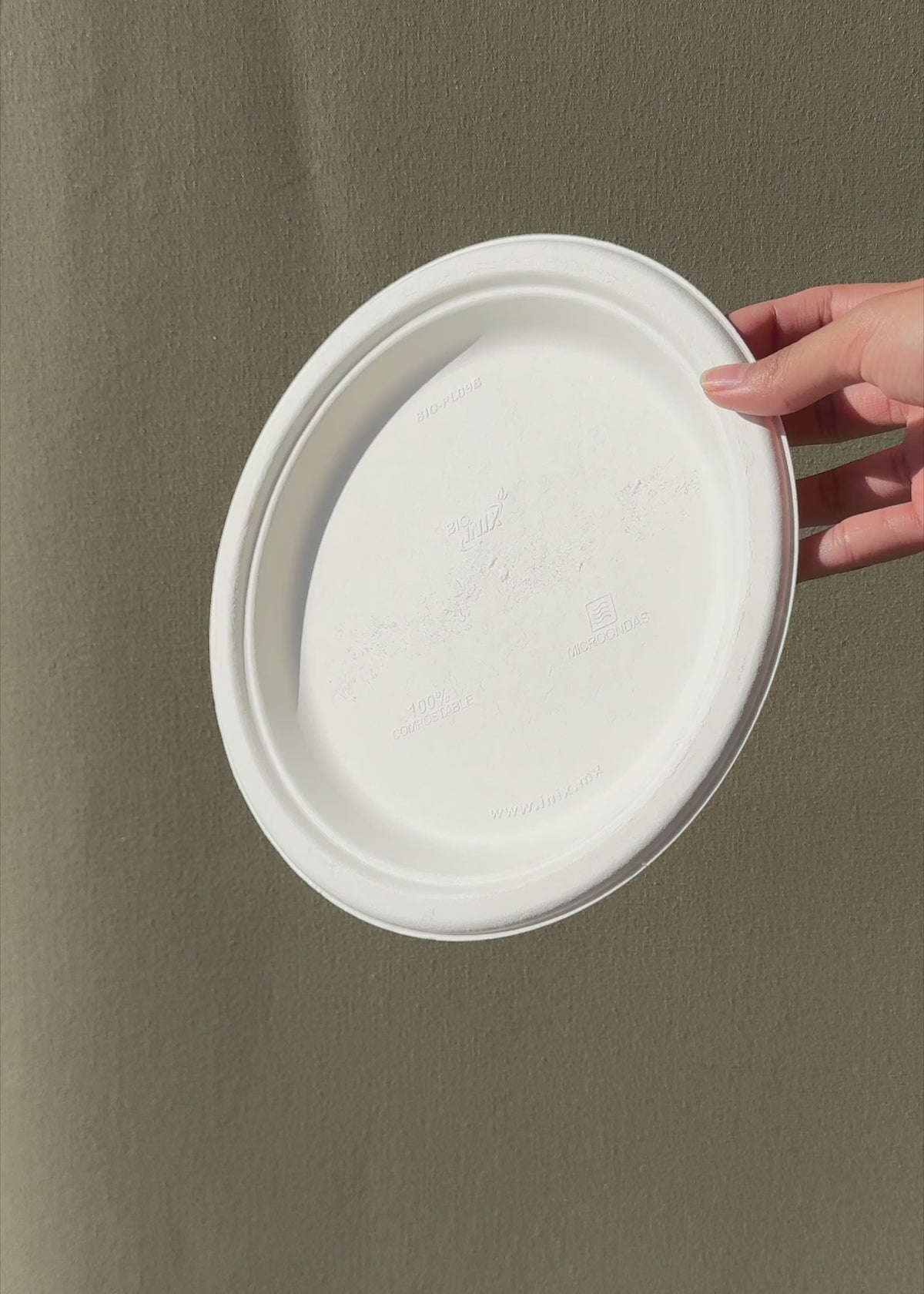 Cargar vídeo: Video con luz natural del plato compostable blanco de bagazo de caña y maíz de 22.7 cm.