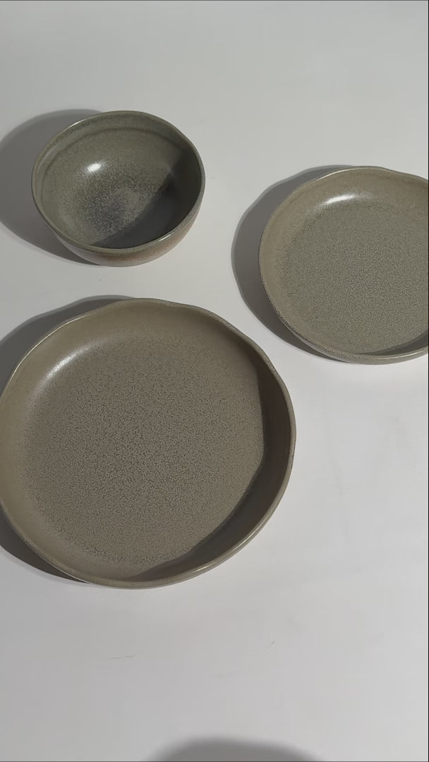 Platos hondos de porcelana verde Cresta Adelfa — video de producto