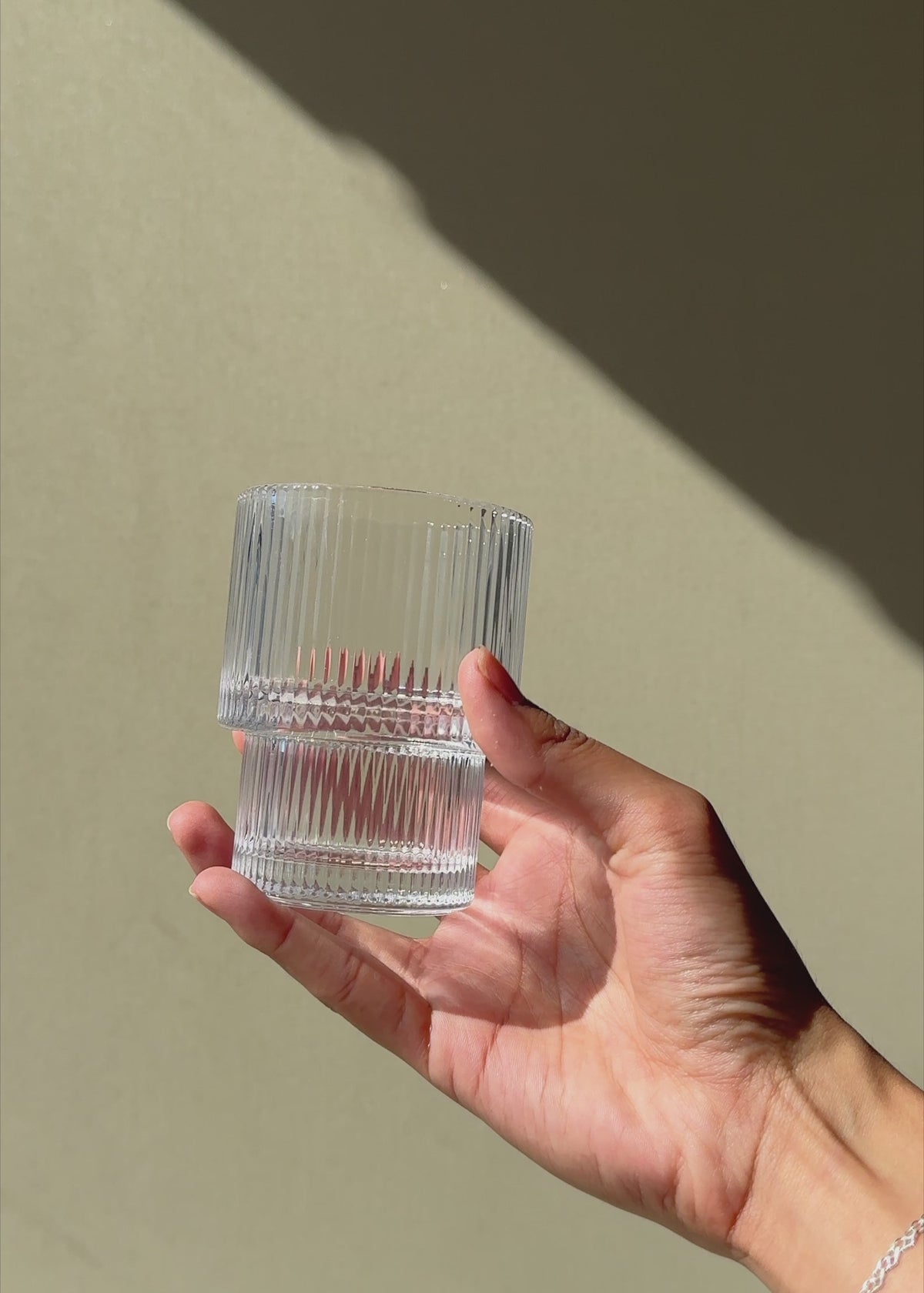 Cargar vídeo: Video de Vaso Old Fashion de vidrio Venecia 200 ml para restaurantes, hoteles, cafeterias, banquetes y servicio de mesa