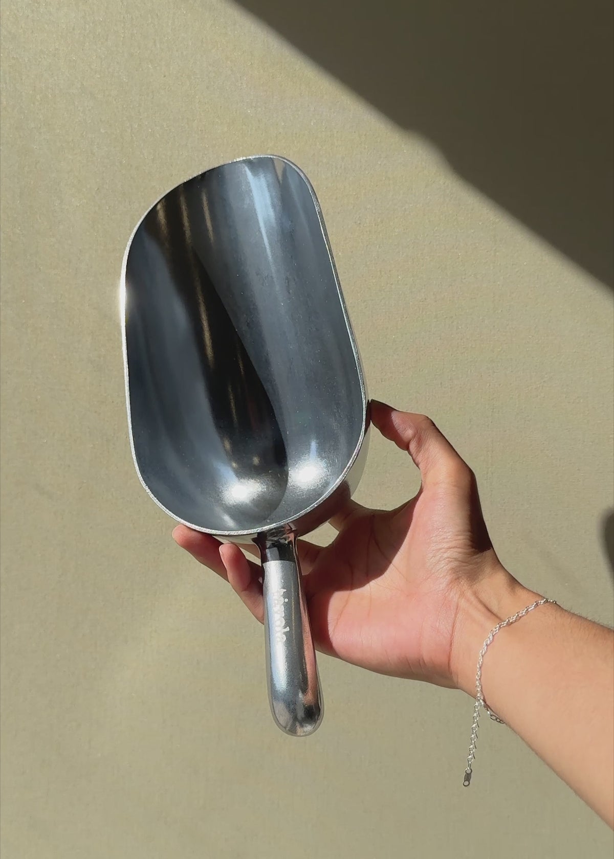 Cargar vídeo: Cucharon pala dosificadora de aluminio plata 1.1 L