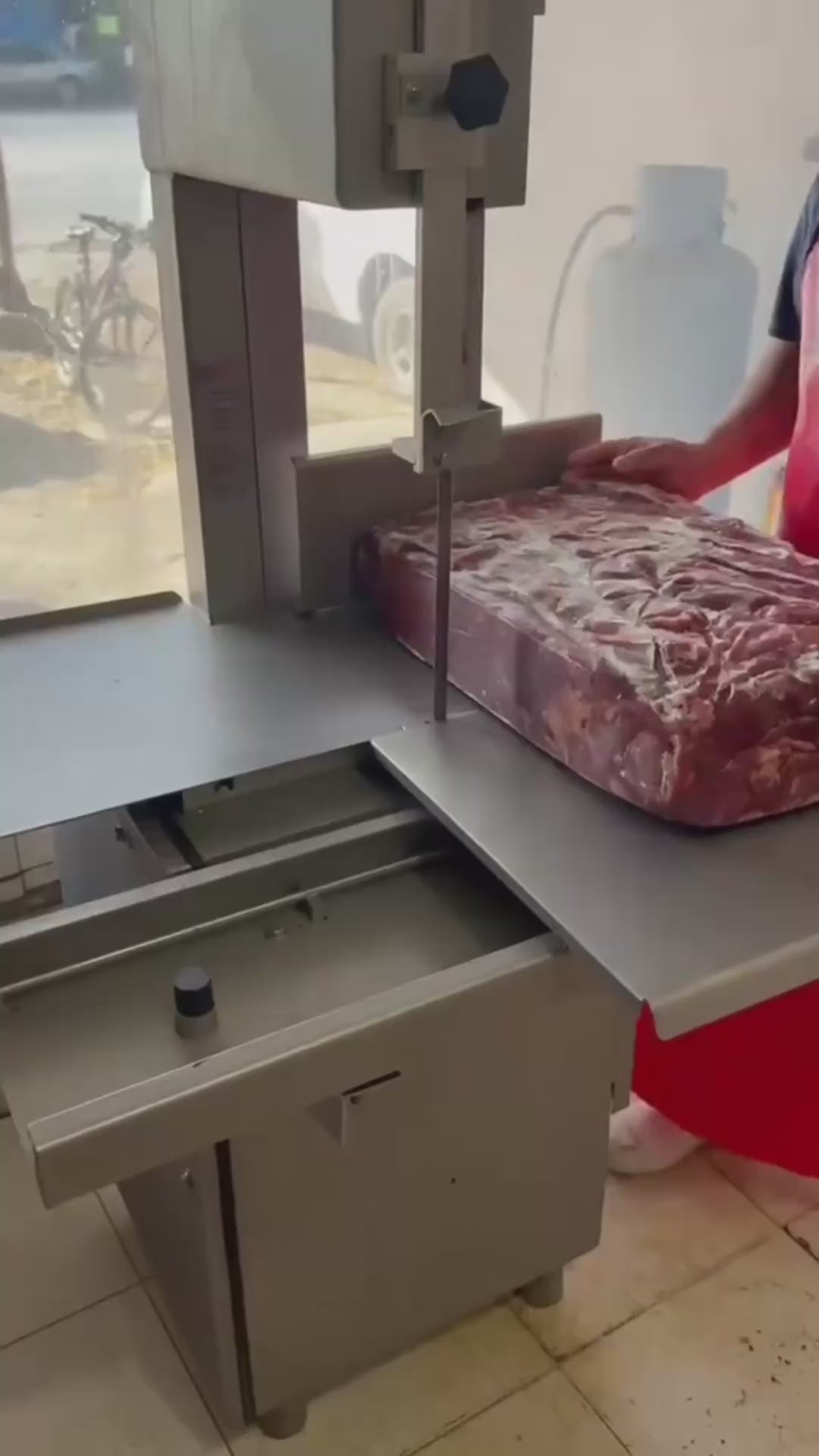 Cargar vídeo: video de sierra electrica en uso maha