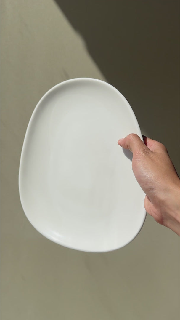 Video de la forma orgánica y acabado del plato de porcelana Vago