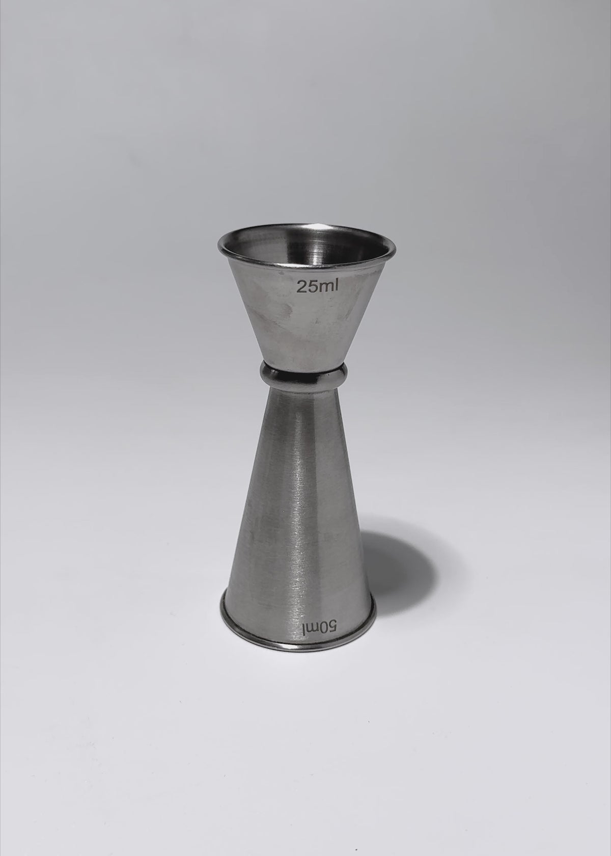 Cargar vídeo: Jigger tipo japones de acero inoxidable satinado plata 25/50 ml