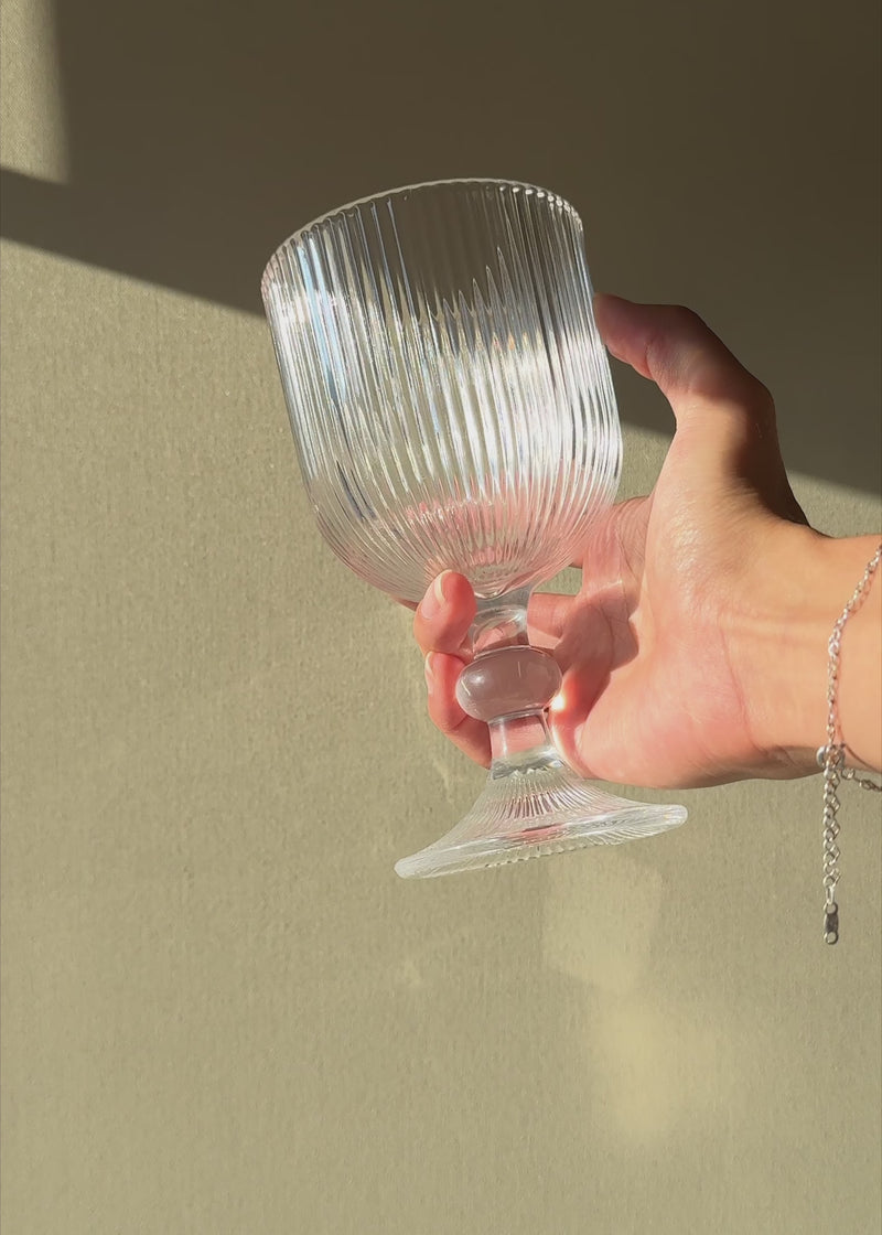 Video en luz natural de la copa Venecia de 360 ml para apreciar el relieve del cristal transparente.