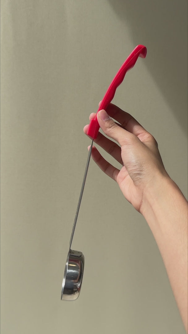 Cargar vídeo: Video del porcionador sólido de acero inoxidable mango rojo 20 oz