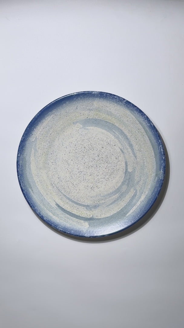 Video del acabado moteado, trazos y borde azul del plato Harena