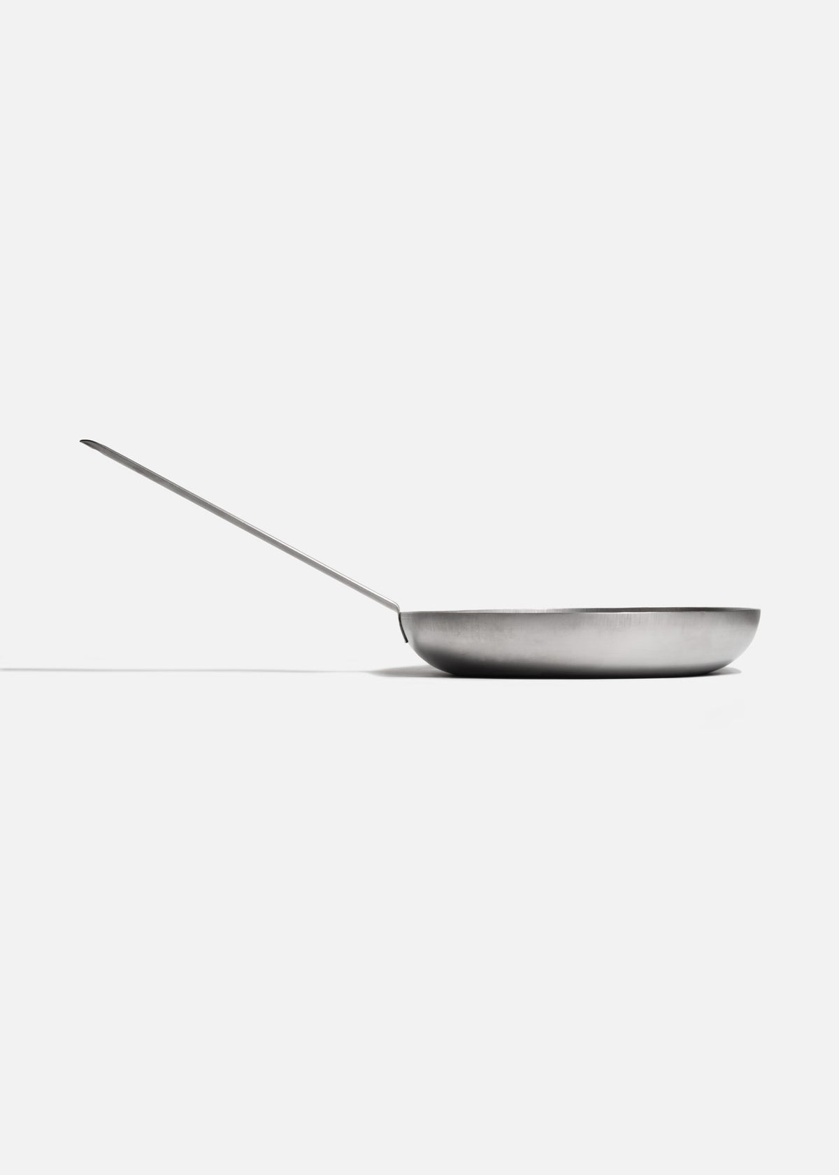 Sartén profesional de acero inoxidable 430 calibre 18 plata para food service. Largo 54 cm, ancho 30.2 cm, alto 5 cm, capacidad 2.5 L, Ø 11" (28 cm)
