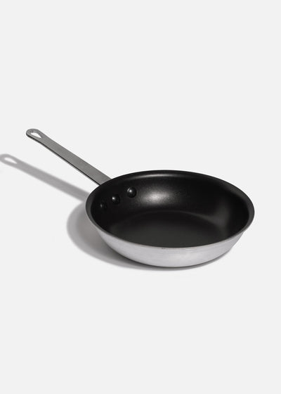 Sartén antiadherente profesional de aluminio plata con negro para cocción y preparación de alimentos Cook Easy. Largo 36.5 cm (14"), ancho 2.3 cm (1"), alto 4.5 cm (2"), Ø 21.5 cm (8")