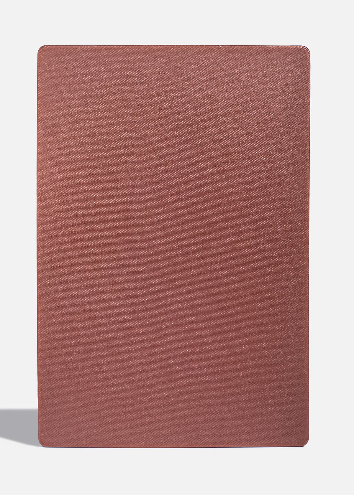 Tabla rectangular de polietileno café para carnes cocidas de 45 por 30 cm, vista completa.